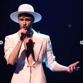 ...a následně ukázal hrudníček i pupík.