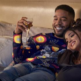 Ve snímku K zemi hleď hrála i zpěvačka Ariana Grande a Kid Cudi.