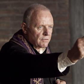 Anthony Hopkins ve filmu Obřad.