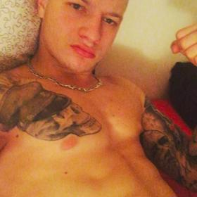 Radek a jeho pofidérní lebka na hrudi. 