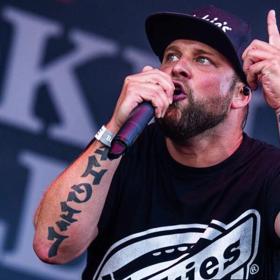 Zpěvák Štěpán Karbulka, který měl problém s tvrdými drogami. 