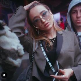 Například rád na dívky močí...