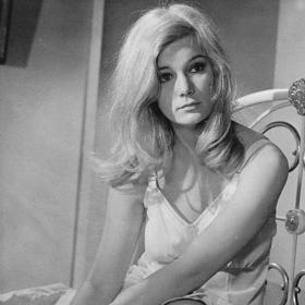 Yvette Mimieux ve snímku Hračky na půdě.