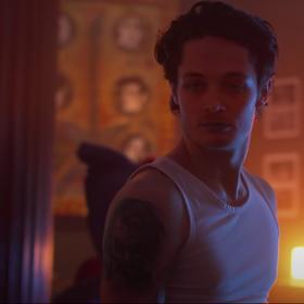 Jednou z ústředních postav byl potetovaný mladík v tílku. 