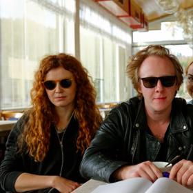 Horrorová komedie řeší záhadu Devíti křížů.