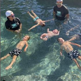 Morgan a Bode učí své děti, jak přežít ve vodě.