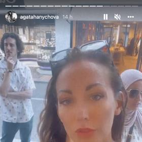 Agáta čekala frontu před Diorem.