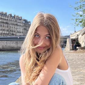 Stella Belmondo je krásná dívka.