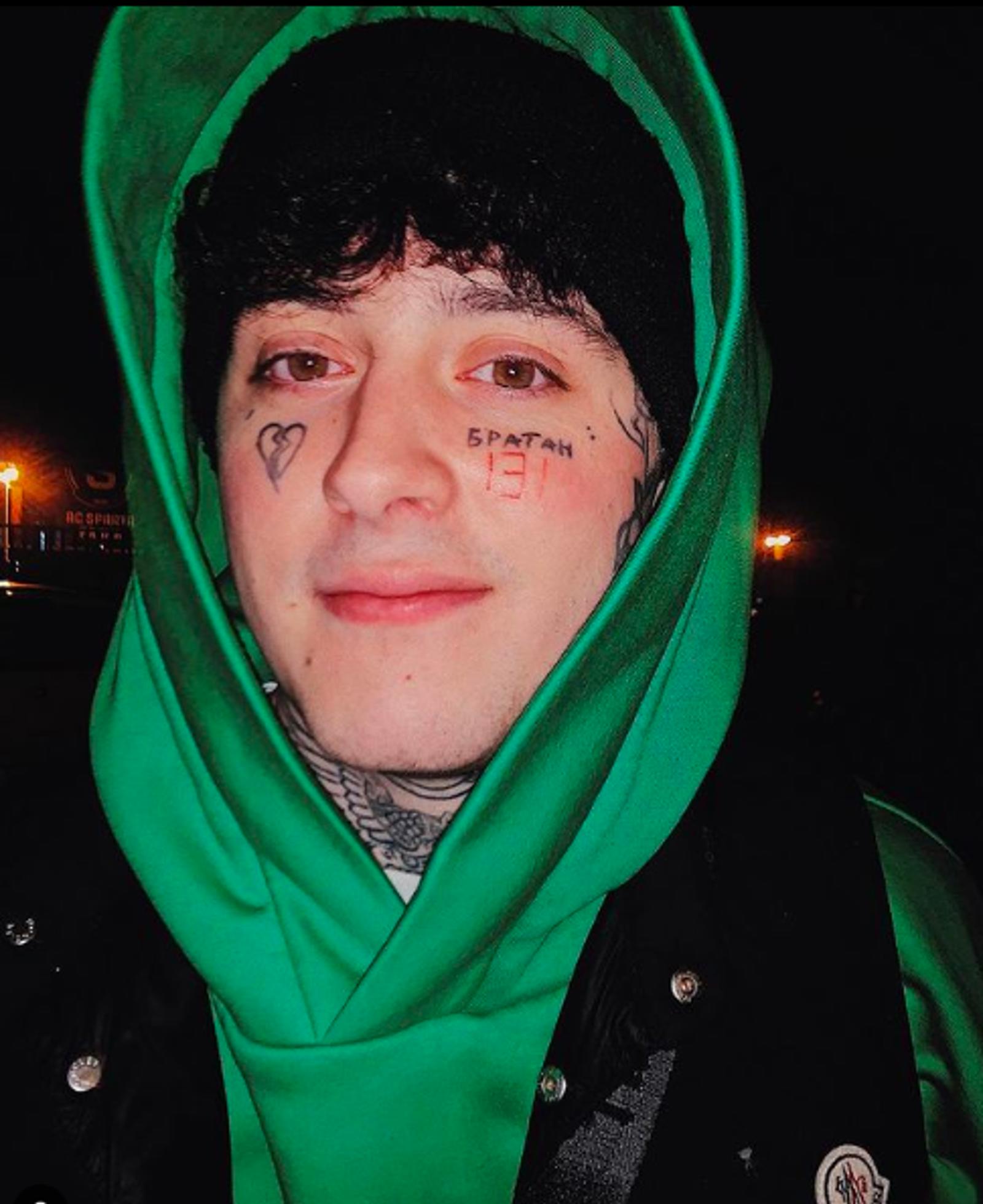 Galerie: Rapper Sensey v poutech: Policie si pro interpreta přišla na ...