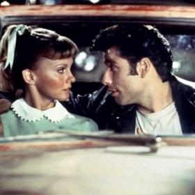 Olivia Newton-John a John Travolta v Pomádě.