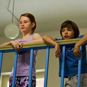 Poprvé si zahrála v jedenácti letech v seriálu Gympl s (r)učením omezeným.