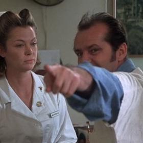 Louise Fletcher s Jackem Nicholsonem v Přeletu nad kukaččím hnízdem.