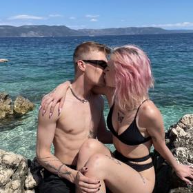 Na děťátko se pár velmi těší. 