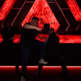 Namísto staredown se strhla rvačka. 