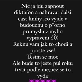 Karolína pracuje na knize o světě pornoprůmyslu. 