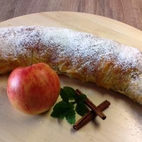 Do jablečného závinu můžete dát mandle nebo hrozinky.