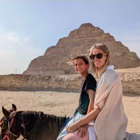 Deia vypadá velmi šťastně. 