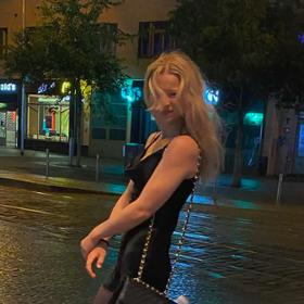 Mína má prý Holákové dlužit peníze.