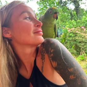 Daisy chce začít s prodejem posvátného tabáku rapé.