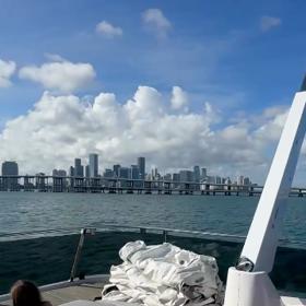 Společně vyrazili také na párty na luxusní jachtě. „Jsem jako Vlk z Wall Street,“ popisuje výherce soutěže „Zažij americký sen“.