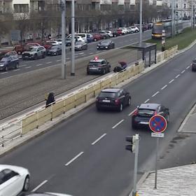 Snímky ze zadržení muže podezřelého v souvislosti s pádem Romana D. z ochozu Nové scény v pražské Divadelní ulici.