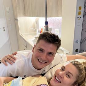 Moderátor Ondřej Urban s manželkou a novorozenou dcerou.