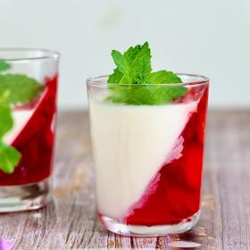 Jahodová panna cotta.