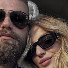 Ačkoli jsou spolu již pěknou řádku let, do svatby nebo zakládání rodiny se nehrnou. 