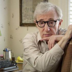 Režiséra Woodyho Allena obvinila zpětně jeho adoptivní dcera, že ji měl v sedmi letech sexuálně zneužívat. Ačkoli to důkazy vyvrátily, Amerika na něj zanevřela.