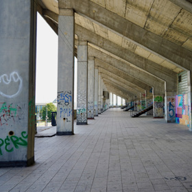 Stadion je hodně poškozený.