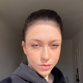 Proslavila se jako youtuberka Teri Blitzen.