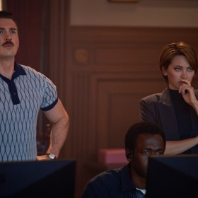 Chris Evans si šílence s knírkem užil.