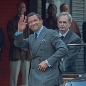 Dominic West v roli prince Charlese v páté řadě seriálu Koruna. Výběr se nepovedl.