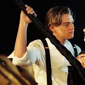 Leonardo DiCaprio a Kate Winslet ve filmu Titanic.