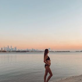 Zakulacené bříško ukázala i v plavkách.