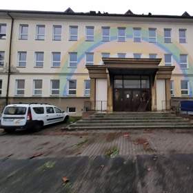 Poničená škola, kde učí Masaryk latinskoamerické tance.