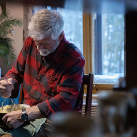 Generál se práce v kuchyni nebojí.