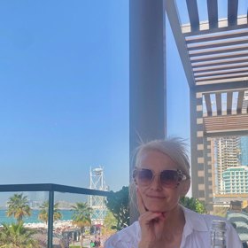 Z Dubaje poslala pozdravy.