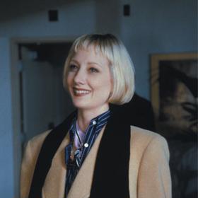 Anne Heche ve filmu Vrtěti psem