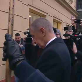 Lidé na Babiše pokřikovali: "Hanba!"