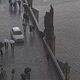 Cizinec se projel v Audi po Karlově mostě. Od policie dostal několikatisícovou pokutu.