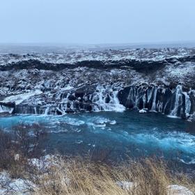 Karel a Lilia si užívají mrazivé líbánky na Islandu.
