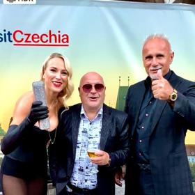 Richard Chlad se snoubenkou a Michalem Davidem.