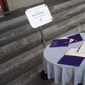 Kondolenční knihy k podpisu byly též připravené.