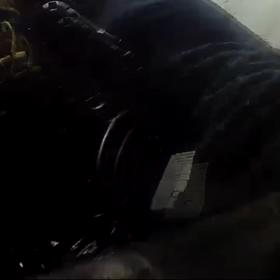 Policisté muže strhl na dsvou stranu a posléze odvezli na psychiatrii.