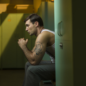 Herec Adam Vacula ukázal tělo.