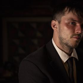 Nicholas Hoult ve filmu Kdo mi jde po krku.