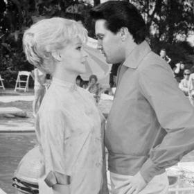 Herečka Diane McBain a Elvis ve filmu Spinout.