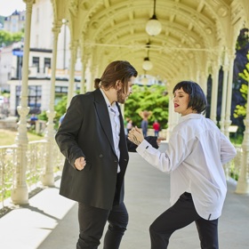 Karolína a Vojta coby Mia a Vincent z Pulp Fiction.