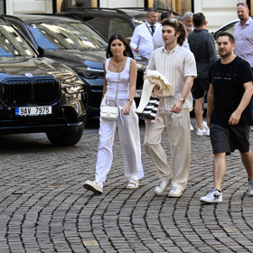 Každý ze synů hollywoodské hvězdy má slabost pro jiný typ ženy.